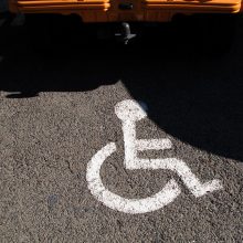 Seimas linkęs palengvinti neįgaliųjų automobilių parkavimą