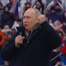 Kremlius tęsia propagandinį šou: atlikėjai slepia, kad juos šildo vakarietiškos „Prada“ striukės
