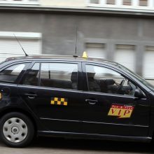 Seimas toliau sieks griežtinti sąlygas keleivių pervežimo paslaugas teikiančioms taksi įmonėms ir pavėžėjams
