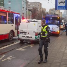Vilniuje nukentėjo dvi moterys – aukštos įtampos laidas kliudė troleibusą ir „Lexus“