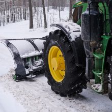 Rėžė: valyti sniegu užverstus kelius ūkininkai samdomi už grašius