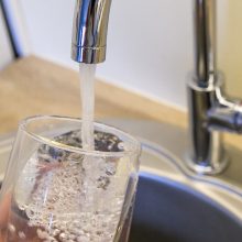 „Vilniaus vandenys“ kviečia vaišinti klientus vandeniu iš čiaupo – siūlys kompensacijas