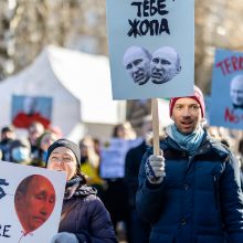 Keli šimtai žmonių Vilniuje susirinko „apgulti“ Rusijos ambasados