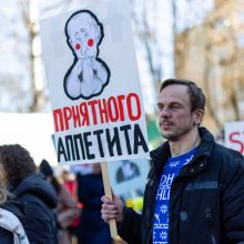 Keli šimtai žmonių Vilniuje susirinko „apgulti“ Rusijos ambasados