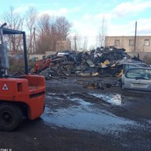 Automobilines atliekas deginantiems autoservisų savininkams – tūkstantinės baudos