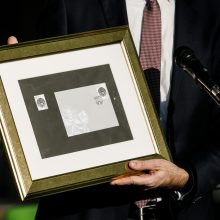 VDU rektoriui universiteto šimtmečiui skirtas pašto ženklas įteiktas iš susisiekimo ministro rankų