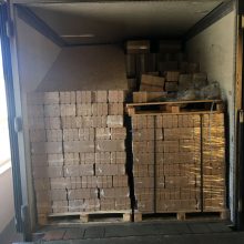 Muitininkai sulaikė vilkikus iš Baltarusijos: mėgino gabenti 3,6 mln. eurų vertės rūkalus
