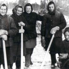 Darbas: 1951 m. tremtinės, tvarkančios geležinkelio bėgius miško kirtavietėje. Tunguskij Boras, Asino r., Tomsko sr., 1954–1956 m. 