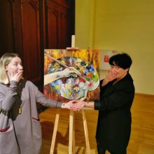 Pomėgis: prieš kelerius metus E.Targanskienė susirgo tapyba. Su dukra Gerda <span style=color:red;>(kairėje)</span> prie autoportreto.
