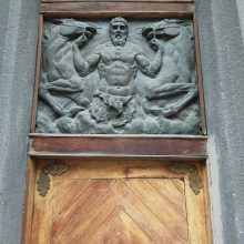 2020 m.: Juozo Zikaro 1933 m. sukurtas bronzinis bareljefas „Arklių tramdytojas“ virš 70 namo durų.
