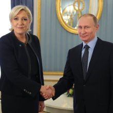 Srovės: 2017-ieji, pats po Krymo aneksijos prasidėjusios V.Putino tarptautinės izoliacijos įkarštis. M.Le Pen – viena nedaugelio Vakarų politikų lankosi Kremliuje.
