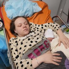 Propagandos mašiną naudoja, kaip gali: įkaite okupantai laiko Ukrainoje sužeistą nėštukę
