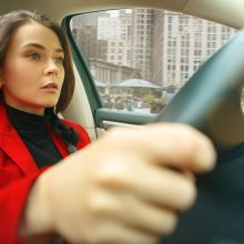 Už vairuojančių moterų įžeidinėjimą – 100 eurų bauda