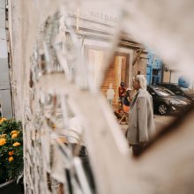 „Kiemo galeriją“ pildo vis nauji netikėti kūriniai: šįkart sienos pasipuošė veidrodinėmis gėlėmis