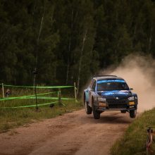 Profesionalai: pasak V.Žalos, meistrai operatyviai ir kokybiškai sutvarkė avariją patyrusios „Škoda Fabia Rally2 EVO“ pakabą.