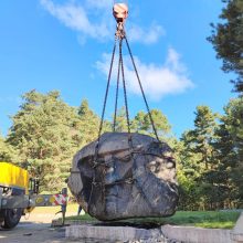 Akmeninę galvą – į Grūto parką: Kuršių nerijoje neliko sovietinio kario memorialo