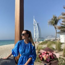 Fone: gar­sio­ji Du­ba­jaus bu­rė <span style=color:red;>(„Burj al Arab“ vieš­bu­tis)</span> – be­ne vienin­te­lis pa­sau­ly­je sep­ty­nių žvaigž­du­čių vieš­bu­tis, esan­tis sa­lo­je prie Džu­mei­ros pa­plū­di­mio.