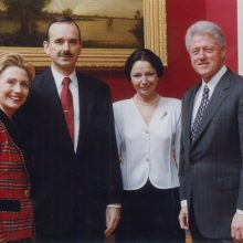 Atsisveikino: JAV prezidento B.Clintono ir jo žmonos Hillari atsisveikinimo vakaras su Vašingtone reziduojančių šalių diplomatiniu korpusu. 2000 m. gruodis.