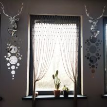 Kūriniai: L.Salasevičiaus nupintos stilingos užuolaidos puošia jo sodybos langus, o pinti šviestuvai – ypatinga namų dekoro dalis.