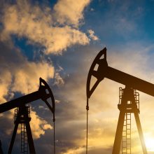 JAV ir Saudo Arabija apsikeitė viešais komentarais dėl sprendimo sumažinti naftos gavybą