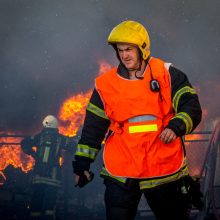 Liepsnojančiame name rasta ir sprogmenų: įvestas planas „Skydas“