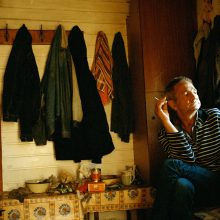 Aštru: šiuo metu A. Morozovas gilinasi į socialinės atskirties problemą Lietuvoje. Nuotraukoje – namų netekusio Povilo portretas.