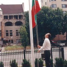 Malonumas: S.Sakalauskas kelia valstybės vėliavą prie Lietuvos ambasados pastato Vašingtone. 1997 m.