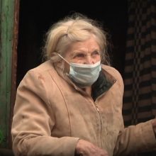 90-metė gyvena vagonėlyje: čia nėra ne tik elektros, bet ir tualeto, o langai – be stiklų