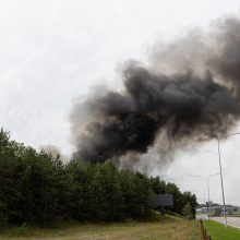 Vilniuje atliekų perdirbimo įmonėje kilo gaisras: ugnį gesina 10 autocisternų