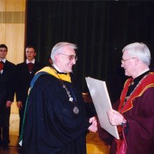 Ženklas: 1999 m. A.E.Sennui buvo suteiktos VDU Garbės daktaro regalijos. 