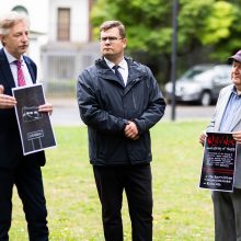 Prie Rusijos ambasados keliolika žmonių piketavo primindami Rusijos karo nusikaltimus