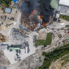 Vilniuje atliekų perdirbimo įmonėje kilo gaisras: ugnį gesina 10 autocisternų