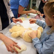 Gydytojai vienai dienai – vaikai Kauno klinikose gydė savo žaislus