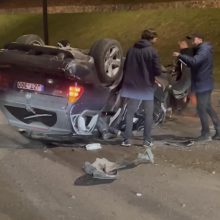 Vilniuje apsivertė „BMW X5“: trenkėsi į stulpus, sužaloti žmonės <span style=color:red;>(atnaujinta)</span>