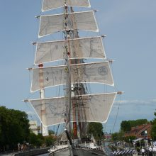 Skelbdamas vasaros pradžią, „Meridianas“ pakėlė bures