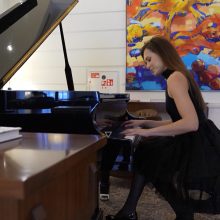 Pasaulio lyderiams grojanti pianistė I. Dūdaitė: už  gražių suknelių slepiasi parduota vaikystė