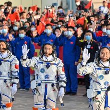 Kinijos kosmoso misija su pirmuoju civiliu astronautu pasiekė kosminę stotį 