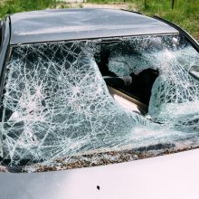 Panevėžyje suniokotas automobilis, išdaužti namo langai