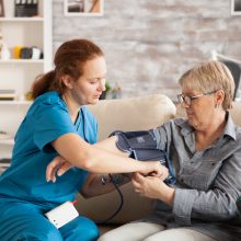 Ambulatorinė slauga namuose: pagalba, padedanti pacientui ilgiau išlikti savarankiškam