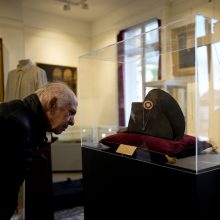 Prancūzijos aukcione už rekordinę sumą parduota Napoleono dvikampė skrybėlė