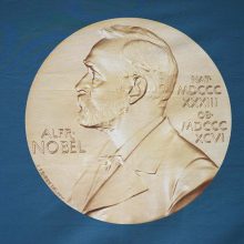 Nobelio fizikos premiją pelnė mokslininkai už metodus elektronų dinamikai materijoje tirti
