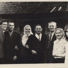 avi: P. Venclovas <span style=color:red;>(pirmas iš kairės)</span> su giminaičiais Biržų raj. Judiškių kaime, apie 1964 m. 
