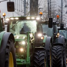Žinomi žmonės stebi žemdirbių protestą: pro akis nepraslydo nei karstas, nei technikos galybė