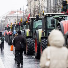 Žinomi žmonės stebi žemdirbių protestą: pro akis nepraslydo nei karstas, nei technikos galybė