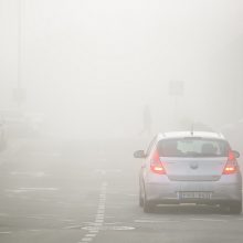 Kelininkai įspėja: eismo sąlygas sunkina rūkas