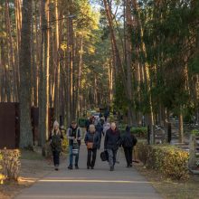 Išėjusiųjų pagerbimo dienos: žmonės neužmiršta ir apleistų kapų