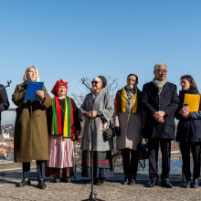 Kauno moksleiviai nuo miesto kalvų pasveikino Lietuvą su artėjančia Kovo 11-ąja