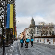 Kaunas siunčia palaikymo žinutę Ukrainai: artėjant karo metinėms Laisvės alėjoje suplazdėjo vėliavos