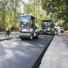 Vilniuje išbandomas naujas eksperimentinis asfaltas: lygins, ar geresnis už įprastą