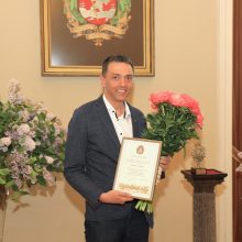 „Poezijos pavasaris“: Vilniaus mero premija įteikta poetui A. Valioniui